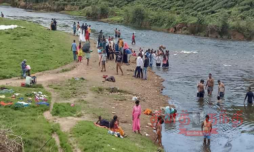 இதமான காலநிலை நிலவுவதால் வால்பாறைக்கு சுற்றுலா பயணிகள் வருகை அதிகரிப்பு-கூழாங்கல் ஆற்றில் குளித்து மகிழ்ந்தனர் இதமான காலநிலை நிலவுவதால் வால்பாறைக்கு சுற்றுலா பயணிகள் வருகை அதிகரிப்பு-கூழாங்கல் ஆற்றில் குளித்து மகிழ்ந்தனர்