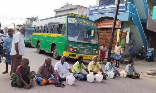 குடிநீர் கேட்டு காலி குடங்களுடன் பொதுமக்கள் சாலை மறியல் குடிநீர் கேட்டு காலி குடங்களுடன் பொதுமக்கள் சாலை மறியல்