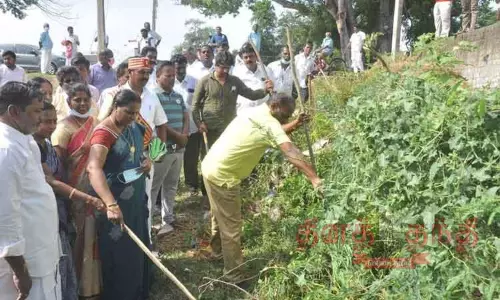 மயானத்தில் புதர்களை அகற்றும் பணி