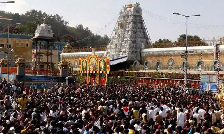 புரட்டாசி மாதம்: திருப்பதியில் குவியும் லட்சக்கணக்கான பக்தர்கள் புரட்டாசி மாதம்: திருப்பதியில் குவியும் லட்சக்கணக்கான பக்தர்கள்