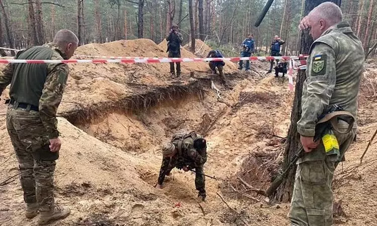 ரஷியாவிடமிருந்து மீட்கப்பட்ட பகுதிகளில் புதைகுழிகளில் உள்ள உடல்களை தோண்டி எடுக்கும் பணியில் உக்ரைன் வீரர்கள் குழு! ரஷியாவிடமிருந்து மீட்கப்பட்ட பகுதிகளில் புதைகுழிகளில் உள்ள உடல்களை தோண்டி எடுக்கும் பணியில் உக்ரைன் வீரர்கள் குழு!