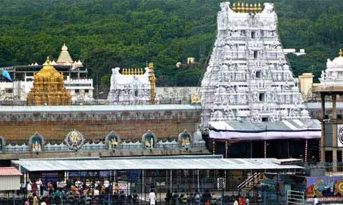 திருப்பதியில் அலைமோதும் பக்தர்கள் கூட்டம் - தரிசனம் செய்ய பல மணி நேரம் பக்தர்கள் காத்திருப்பு திருப்பதியில் அலைமோதும் பக்தர்கள் கூட்டம் - தரிசனம் செய்ய பல மணி நேரம் பக்தர்கள் காத்திருப்பு