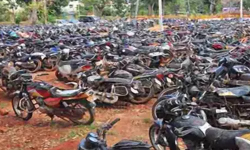 மதுவிலக்கு வழக்குகளில் கைப்பற்றப்பட்ட வாகனங்கள் ஏலம் நாளை மறுநாள் நடக்கிறது - செங்கல்பட்டு மாவட்ட கலெக்டர் மதுவிலக்கு வழக்குகளில் கைப்பற்றப்பட்ட வாகனங்கள் ஏலம் நாளை மறுநாள் நடக்கிறது - செங்கல்பட்டு மாவட்ட கலெக்டர்