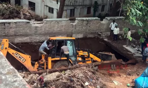 கான்கிரீட் தளம் இடிந்து கால்வாய்க்குள் விழுந்த ஜேசிபி எந்திரம்...!