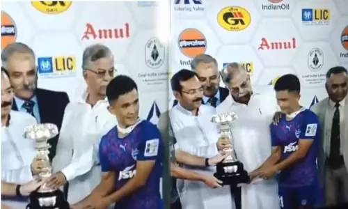 தூரந்த் கோப்பை பரிசளிப்பு விழா: சுனில் சேத்ரியை நகர்ந்து நிற்க வலியுறுத்திய கவர்னர்- வைரல் வீடியோ தூரந்த் கோப்பை பரிசளிப்பு விழா: சுனில் சேத்ரியை நகர்ந்து நிற்க வலியுறுத்திய கவர்னர்- வைரல் வீடியோ