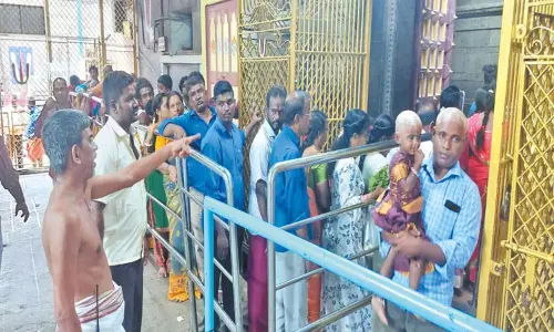 புரட்டாசி மாதம் தொடங்கியதை முன்னிட்டு வீரராகவ பெருமாள் கோவிலில் திரண்ட பக்தர்கள்