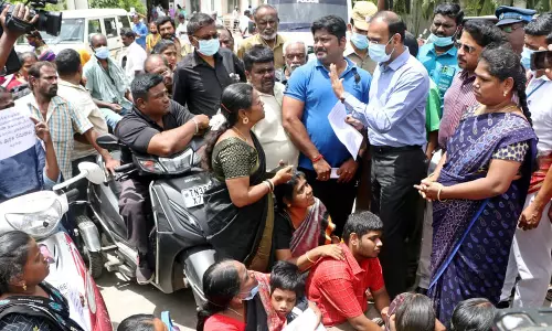 மாற்றுத்திறனாளிகள் திடீர் தர்ணா போராட்டம்