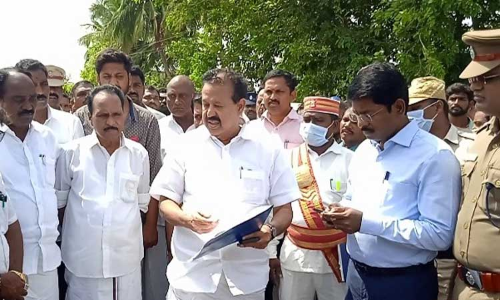 தனி வருவாய் கிராமமாக அறிவிக்கக்கோரி கிராம மக்கள் தொடர் போராட்டம் தனி வருவாய் கிராமமாக அறிவிக்கக்கோரி கிராம மக்கள் தொடர் போராட்டம்