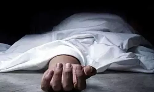 கை, கால்கள் கட்டப்பட்டு தூக்கில் தொங்கிய நிலையில் இரவு காவலாளி - அதிர்ச்சி சம்பவம்