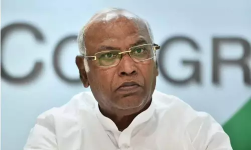 பாஜகவின் 8 சிறுத்தைகள் இவைதான்: மல்லிகார்ஜூன கார்கே கடும் தாக்கு பாஜகவின் 8 சிறுத்தைகள் இவைதான்: மல்லிகார்ஜூன கார்கே கடும் தாக்கு
