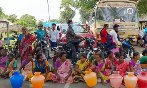 குடிநீர் வழங்கக்கோரி காலி குடங்களுடன்  பெண்கள் சாலை மறியல்