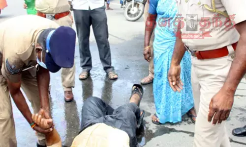 சேலம் கலெக்டர் அலுவலகத்தில்  ஒரே குடும்பத்தை சேர்ந்த 3 பேர் தீக்குளிக்க முயற்சி  17 ஏக்கர் நிலத்தை ஆக்கிரமிப்பு செய்ததாக புகார்