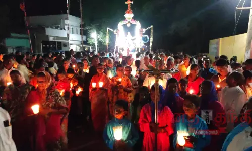 தம்மம்பட்டி அருகே கோனேரிப்பட்டி கிராமத்தில்  தூய சலேத் அன்னை தேர்பவனி  திருமணம் ஆகாத பெண்கள் மெழுகுவர்த்தி ஏந்தி ஊர்வலமாக வந்து பிரார்த்தனை