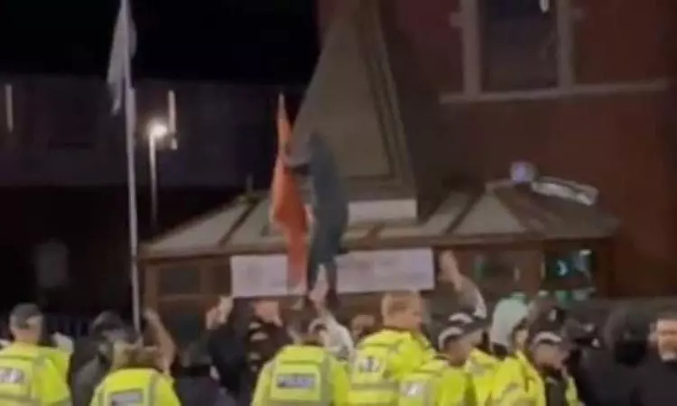 இங்கிலாந்தில் இந்து கோவிலில் இருந்த காவி கொடி கிழிப்பு! இரு பிரிவினர் இடையே வன்முறை இங்கிலாந்தில் இந்து கோவிலில் இருந்த காவி கொடி கிழிப்பு! இரு பிரிவினர் இடையே வன்முறை