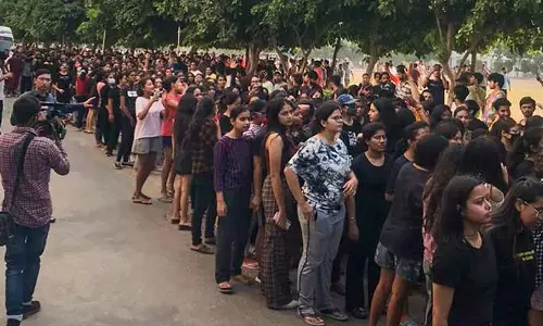 பல்கலைக்கழக ஆபாச வீடியோ : மாணவிகள் குளிக்கும் வீடியோக்களை எடுத்து கொடுக்க மிரட்டிய கும்பல்