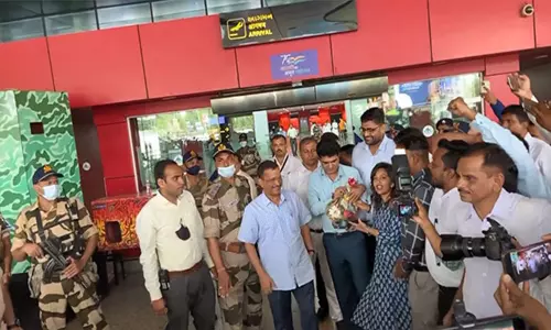 குஜராத்துக்கு வந்த கெஜ்ரிவால்; வரவேற்பில் மோடி மோடி என்ற கோஷங்களால் பரபரப்பு