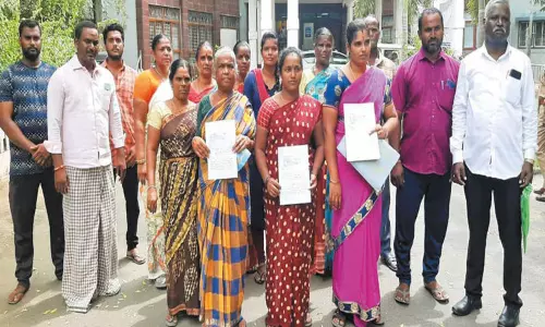 குடியிருப்பு பகுதியில் உள்ள செல்போன் கோபுரத்தை அகற்றக்கோரி கலெக்டர் அலுவலகத்தை முற்றுகையிட்ட பொதுமக்கள்