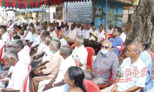 ஓய்வூதியர் சங்கத்தினர் தர்ணா போராட்டம் ஓய்வூதியர் சங்கத்தினர் தர்ணா போராட்டம்