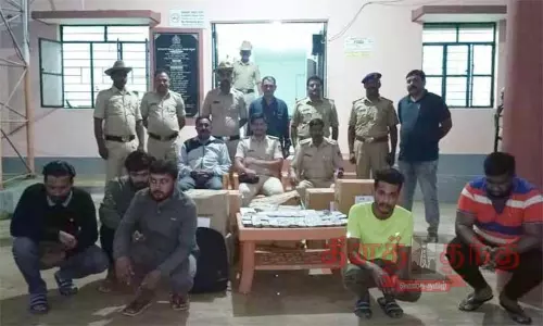 பிரபல நிறுவனத்தின் சார்ஜர்களை திருடிய தனியார் கூரியர் நிறுவன ஊழியர்கள் 5 பேர் கைது