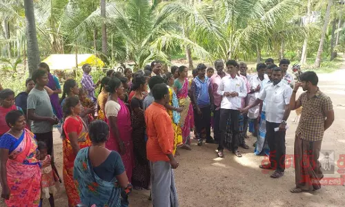 குடிசை வீடுகளை அகற்ற கிராம மக்கள் எதிர்ப்பு குடிசை வீடுகளை அகற்ற கிராம மக்கள் எதிர்ப்பு