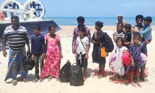 தனுஷ்கோடி கடலின் நடுவே மணல் திட்டில் குழந்தைகள் உள்பட 12 பேர் பரிதவிப்பு தனுஷ்கோடி கடலின் நடுவே மணல் திட்டில் குழந்தைகள் உள்பட 12 பேர் பரிதவிப்பு