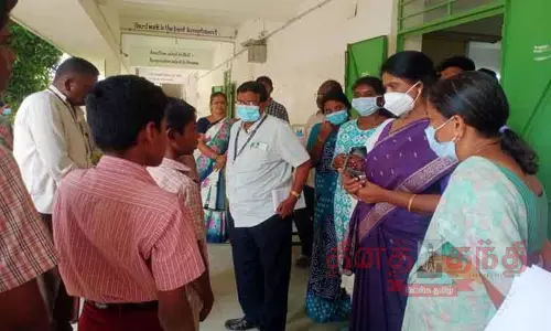 பள்ளி விடுதியில் தேநீர் அருந்திய மாணவர்களுக்கு வாந்தி