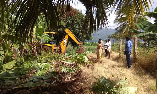 கூடலூரில் வரத்துக்கால்வாய் ஆக்கிரமிப்புகள் அகற்றம் கூடலூரில் வரத்துக்கால்வாய் ஆக்கிரமிப்புகள் அகற்றம்