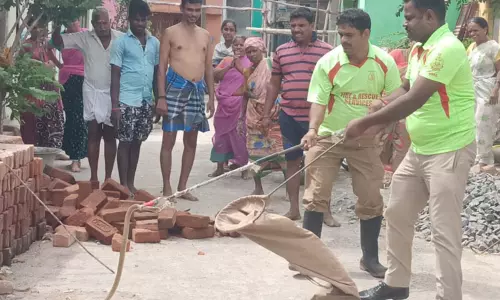 அங்கன்வாடி மையத்துக்குள் புகுந்த பாம்பு அங்கன்வாடி மையத்துக்குள் புகுந்த பாம்பு