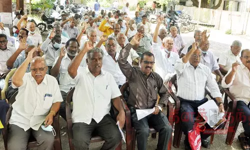 ஈரோட்டில்  ஓய்வூதியர்கள் ஆர்ப்பாட்டம்