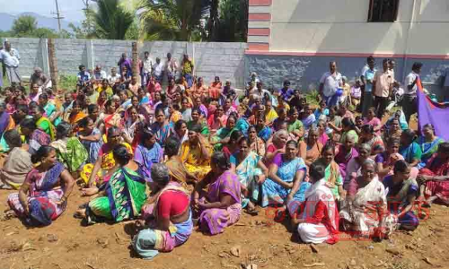 பஞ்சாயத்து தலைவர் மீது புகார் அளித்ததை கண்டித்து பொதுமக்கள் போராட்டம் பஞ்சாயத்து தலைவர் மீது புகார் அளித்ததை கண்டித்து பொதுமக்கள் போராட்டம்