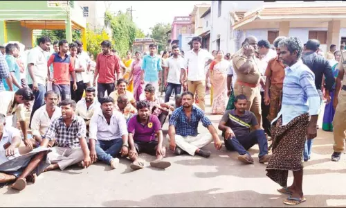 கோவில் விழாவில் பட்டாசு வெடித்ததில் தகராறு: இருதரப்பினர் பயங்கர மோதல்; போலீஸ் குவிப்பு