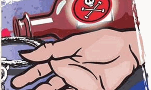 செருப்பு வாங்கியதை பாட்டி கண்டித்ததால் பிளஸ்-1 மாணவி தற்கொலை முயற்சி செருப்பு வாங்கியதை பாட்டி கண்டித்ததால் பிளஸ்-1 மாணவி தற்கொலை முயற்சி