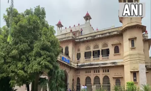 அலகாபாத் பல்கலைக்கழக விடுதி அறையில் மாணவர் தூக்கிட்டு தற்கொலை - போலீசார் விசாரணை அலகாபாத் பல்கலைக்கழக விடுதி அறையில் மாணவர் தூக்கிட்டு தற்கொலை - போலீசார் விசாரணை