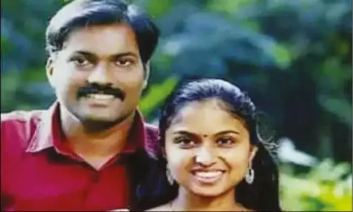 கண்ணூர்: காதல் திருமணம் செய்த இளம்பெண் தூக்குப்போட்டு தற்கொலை - கணவர் உள்பட 2 பேர் கைது கண்ணூர்: காதல் திருமணம் செய்த இளம்பெண் தூக்குப்போட்டு தற்கொலை - கணவர் உள்பட 2 பேர் கைது