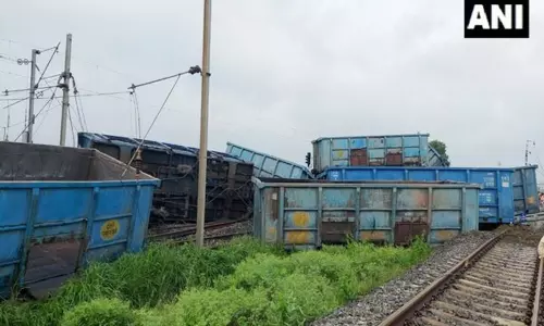 பீகாரில் சரக்கு ரெயில் தடம் புரண்டது