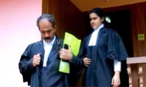 கேரளாவில் தந்தை, மகள் இருவரும் ஒரே நாளில் வழக்கறிஞராக பதவியேற்பு...!