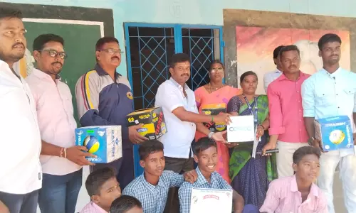 அரசு பள்ளி மாணவர்களுக்கு பாராட்டு அரசு பள்ளி மாணவர்களுக்கு பாராட்டு