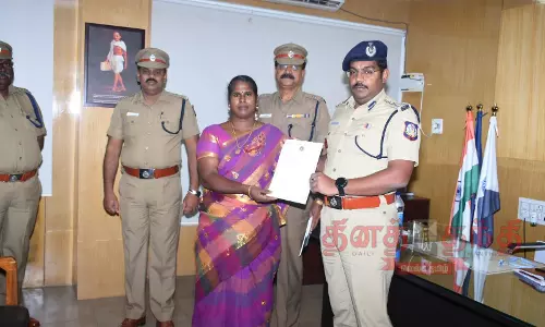 சிறப்பாக பணியாற்றிய போலீசாருக்கு டி.ஐ.ஜி. பாராட்டு சிறப்பாக பணியாற்றிய போலீசாருக்கு டி.ஐ.ஜி. பாராட்டு