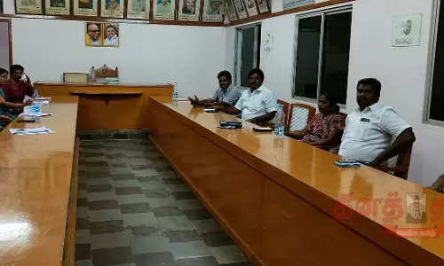 வேலூர் பேரூராட்சியில் 9 கவுன்சிலர்கள் உள்ளிருப்பு போராட்டம் வேலூர் பேரூராட்சியில் 9 கவுன்சிலர்கள் உள்ளிருப்பு போராட்டம்