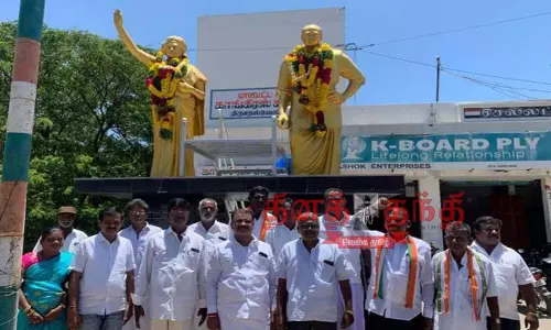 காமராஜர் சிலைக்கு காங்கிரசார் மாலை அணவிப்பு