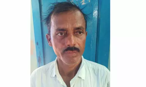 பள்ளி மாணவிகளிடம் பாலியல் சீண்டலில் ஈடுபட்டவர் போக்சோவில் கைது