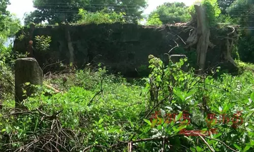 யாத்ரிகர்களுக்கு உணவு அளித்த சத்திரம் சிதிலம் அடைந்து காணப்படும் அவலம்