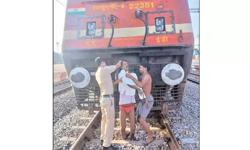 எக்ஸ்பிரஸ் ரெயில் என்ஜினில் சிக்கி பலி: 6 கிலோ மீட்டர் தூரம் இழுத்து வரப்பட்ட ஆண் உடல் எக்ஸ்பிரஸ் ரெயில் என்ஜினில் சிக்கி பலி: 6 கிலோ மீட்டர் தூரம் இழுத்து வரப்பட்ட ஆண் உடல்