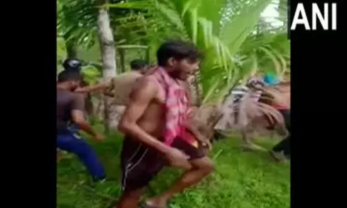 அசாமில் குழந்தை கடத்தல்காரர் என சந்தேகிக்கப்பட்ட நபர் மீது கொடூர தாக்குதல்..!