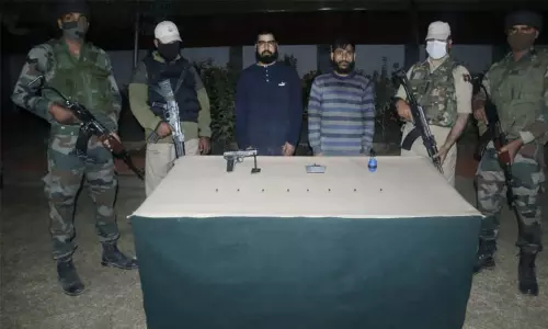 காஷ்மீரில் தாக்குதல் நடத்த திட்டம்: போலீசார் தேடுதல் வேட்டையில் லஷ்கர்-இ-தொய்பா பயங்கரவாதிகள் இருவர் கைது!