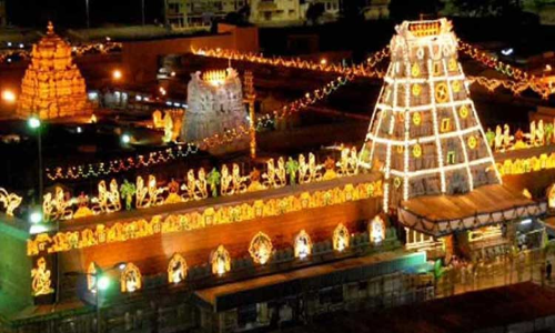 பிரம்மோற்சவ விழாவையொட்டி திருப்பதியில் மின்விளக்கு, மலர் அலங்காரப் பணிகள் தீவிரம் பிரம்மோற்சவ விழாவையொட்டி திருப்பதியில் மின்விளக்கு, மலர் அலங்காரப் பணிகள் தீவிரம்