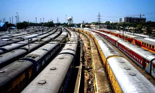 தாதர் ரெயில் நிலையத்தில் சிக்னல் கோளாறால் ரெயில் சேவை பாதிப்பு- பயணிகள் அவதி