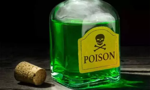 தேக்கு மரங்களை வெட்ட அனுமதி மறுப்பு: விஷம் குடித்து விவசாயி தற்கொலை முயற்சி