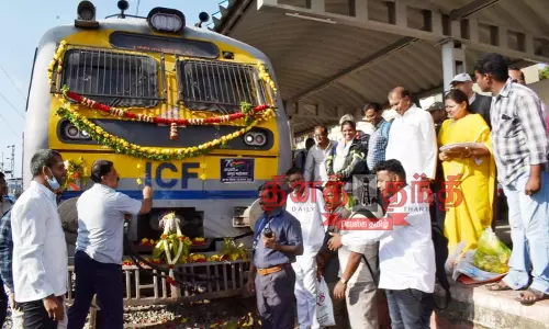 2 ஆண்டுகளுக்கு பிறகு யஷ்வந்த்பூர்- ஓசூர் இடையே மின்சார ரெயில் மீண்டும் இயக்கம் பொதுமக்கள் மகிழ்ச்சி 2 ஆண்டுகளுக்கு பிறகு யஷ்வந்த்பூர்- ஓசூர் இடையே மின்சார ரெயில் மீண்டும் இயக்கம் பொதுமக்கள் மகிழ்ச்சி
