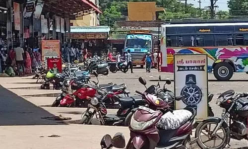 இருசக்கர வாகனங்களின் ஆக்கிரமிப்பில் சிக்கித்தவிக்கும் பண்ருட்டி பேருந்து நிலையம்  போலீசார் நடவடிக்கை எடுக்க பயணிகள் கோரிக்கை